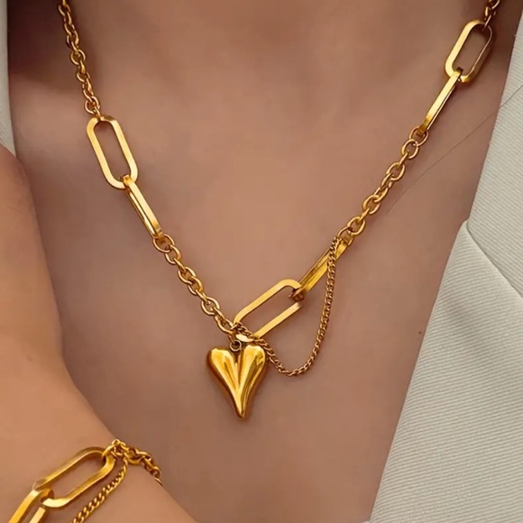 Elegant 18k Gold Plated steel Heart Necklace - Picture 1 of 5